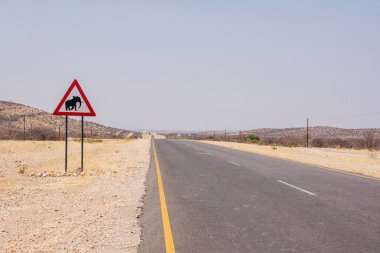Yol kenarındaki işareti uyarı yaban hayatı, filler