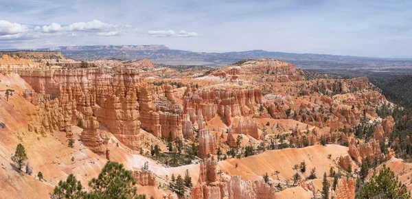 Mavi gökyüzü arka plan Bryce Milli Parkı, Utah, uçurumlarda ile manzara