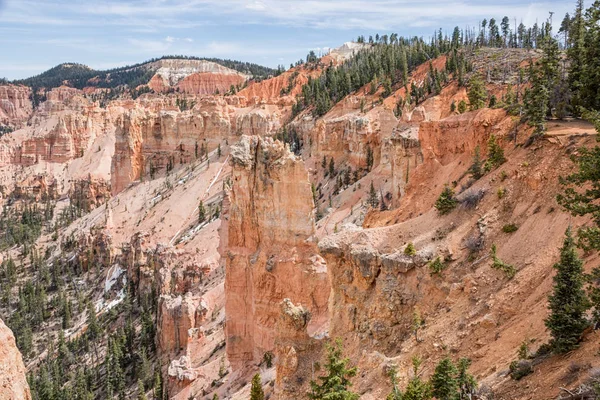 Paisaje Con Acantilados Sobre Fondo Nublado Parque Nacional Bryce Utah —  Fotos de Stock