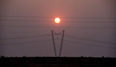 Namibya elektrik pilon satırları arasında güneş doğar