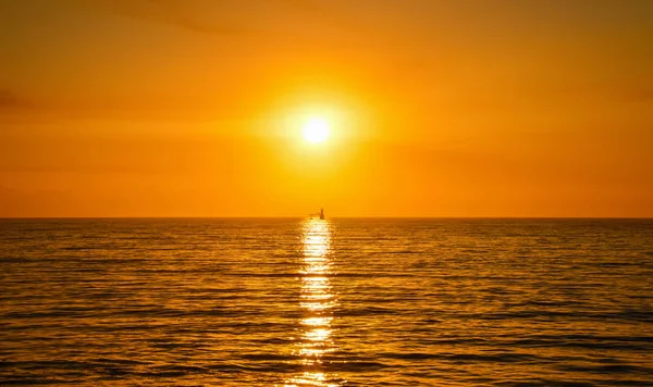 Odległy Widok Roman Rock Lighthouse Oceanie Tle Zachodu Słońca — Zdjęcie stockowe