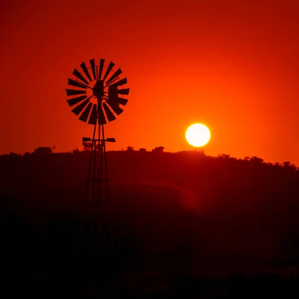 Siluett Vind Pump Sunset Bakgrund Afrikansk Savann — Stockfoto
