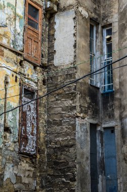 pencere ve kapı yıkıldı evden yaptı