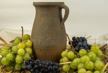 kil sürahi üzüm kümeleri ile