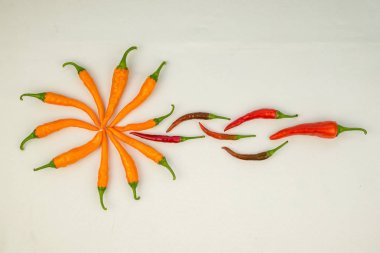 beyaz bir arka plan üzerinde kırmızı ve sarı acı biber