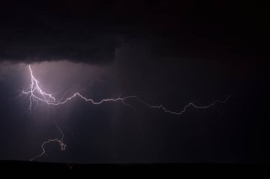 gece gökyüzünde yıldırım. bir fırtına uyarısı