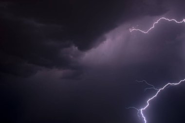 gece gökyüzünde yıldırım. bir fırtına uyarısı