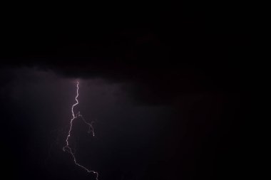 gece gökyüzünde yıldırım. bir fırtına uyarısı