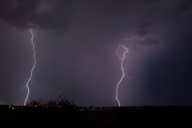 gece gökyüzünde yıldırım. bir fırtına uyarısı