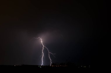 gece gökyüzünde yıldırım. bir fırtına uyarısı