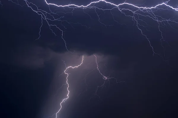 Bliksem Nachtelijke Hemel Een Storm Waarschuwing — Stockfoto