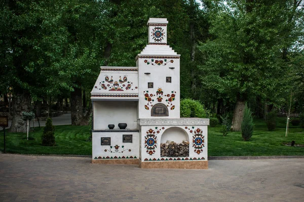 Vieil Ancien Poêle Russe Blanc Pierre Avec Dessins Peintures Ornements — Photo