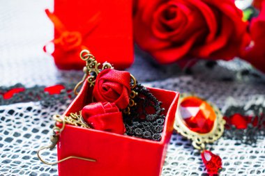 Şık bir vintage kümesindeki siyah ve kırmızı kadın aksesuarları