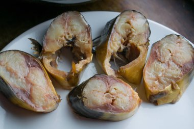 Füme Uskumru balığı ile soğuk, sebze ve iştah açıcı okroshka, soğuk çorbası ekşi krema ile ev yapımı