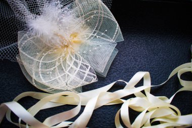 Güzel beyaz ve süt için kızlar, tüy ve saten kurdeleler ile şapka aksesuarları süsler. Moda ve şık görüntüsü.