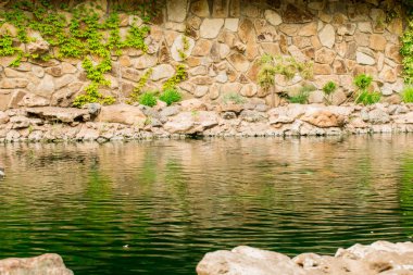 Açık bir park, bir inşaat büyük ışık taş ile güzel bir yeşil gölette. Rusya'nın güzel bir yer.