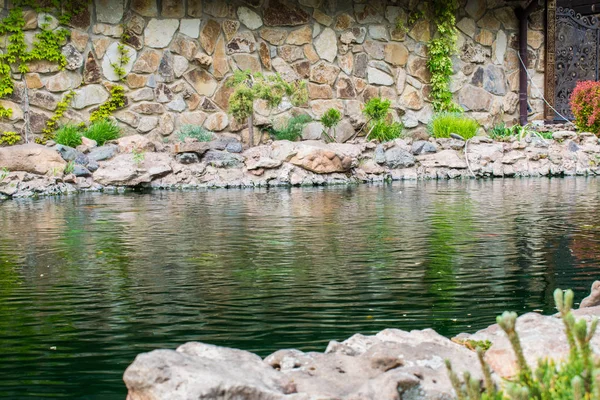 Hermoso Estanque Verde Parque Abierto Con Una Construcción Grandes Piedras — Foto de Stock