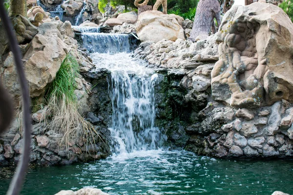 Cascadas Artificiales Muy Bonitas Con Agua Viva Musgo Crecimiento Agua — Foto de Stock