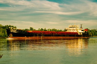 Bir gemi, bir mavna, bir yat, Rostov bölgesi Nehri üzerinde bir tekne. Su ulaştırma araçları yeşil yapraklı peyzaj ve mavi gökyüzü bulutlu arka planı suya yansıyan