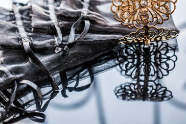 Altın takı sarı ve farklı tonları var. Yansıtıcı yüzeyi ajur desenleriyle metal alaşım takı. Şık ve moda tasarım.