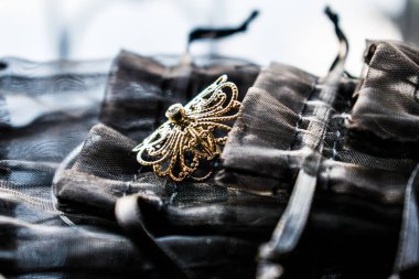 Altın takı sarı ve farklı tonları var. Yansıtıcı yüzeyi ajur desenleriyle metal alaşım takı. Şık ve moda tasarım.