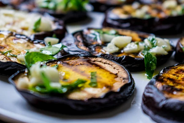 Berenjenas Azules Fritas Con Ajo Fresco Verduras Plato Blanco Redondo — Foto de Stock