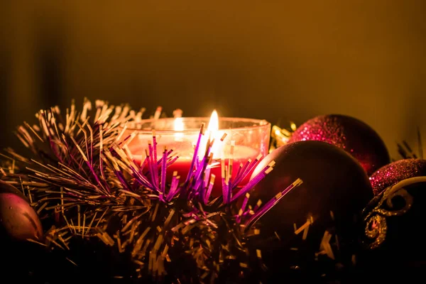 Christmas Glitter Och Julpynt Och Dekorationer Mot Bakgrund Vaxljus Varm — Stockfoto