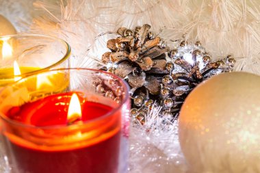 Noel beyaz takı bileşimi. Gelin teli, koniler, fenerler ve mumlar. Noel kar beyaz. Mum ile sıcak yumuşak ışık parlak tatil dekorasyon. Sihirli gece resmini