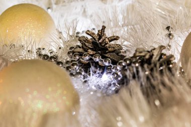 Noel beyaz takı bileşimi. Gelin teli, koniler, fenerler ve mumlar. Noel kar beyaz. Mum ile sıcak yumuşak ışık parlak tatil dekorasyon. Sihirli gece resmini