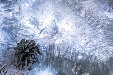 Noel beyaz takı bileşimi. Gelin teli, koniler, fenerler ve mumlar. Noel kar beyaz. Mum ile sıcak yumuşak ışık parlak tatil dekorasyon. Sihirli gece resmini