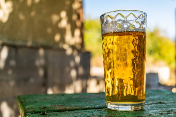 Copo Cerveja Com Álcool Dourado Bebida Intoxicante Uma Caneca Transparente — Fotografia de Stock