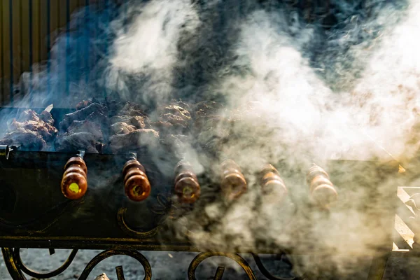 Carne Grelhada Porco Dourado Com Espetos Cabos Madeira Muita Fumaça — Fotografia de Stock