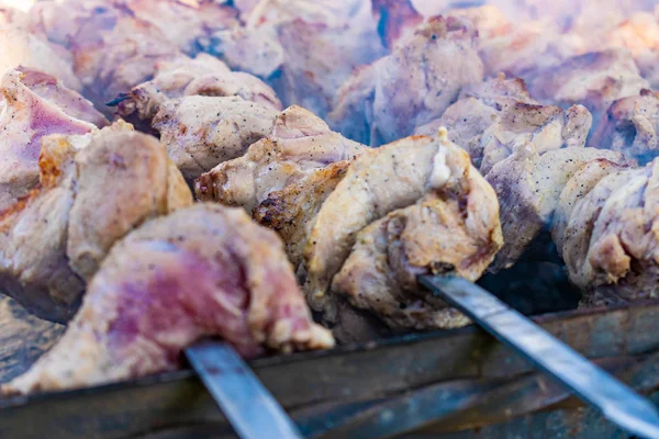 Carne Grelhada Porco Dourado Com Espetos Cabos Madeira Muita Fumaça — Fotografia de Stock