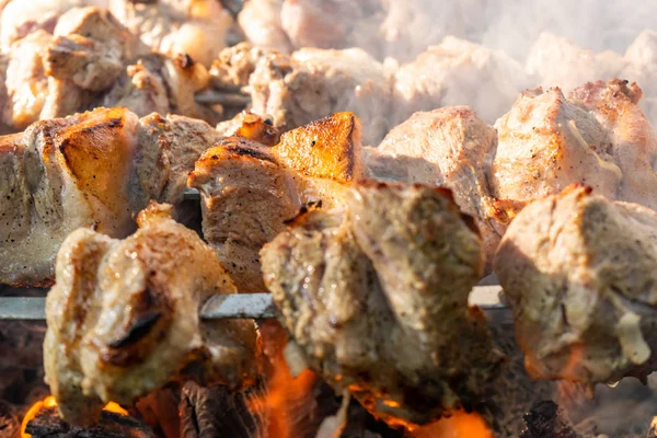 Carne Grelhada Porco Dourado Com Espetos Cabos Madeira Muita Fumaça — Fotografia de Stock