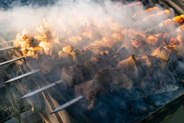 Carne Grelhada Porco Dourado Com Espetos Cabos Madeira Muita Fumaça — Fotografia de Stock