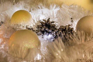 Noel beyaz takı bileşimi. Gelin teli, koniler, fenerler ve mumlar. Noel kar beyaz. Mum ile sıcak yumuşak ışık parlak tatil dekorasyon. Sihirli gece resmini