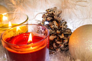 Noel beyaz takı bileşimi. Gelin teli, koniler, fenerler ve mumlar. Noel kar beyaz. Mum ile sıcak yumuşak ışık parlak tatil dekorasyon. Sihirli gece resmini