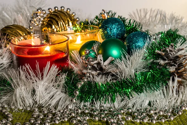 Neujahr Grüne Kugeln Und Dekorationen Für Den Weihnachtsbaum Helle Und — Stockfoto