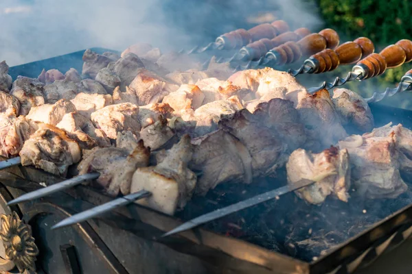 Carne Grelhada Porco Dourado Com Espetos Cabos Madeira Muita Fumaça — Fotografia de Stock