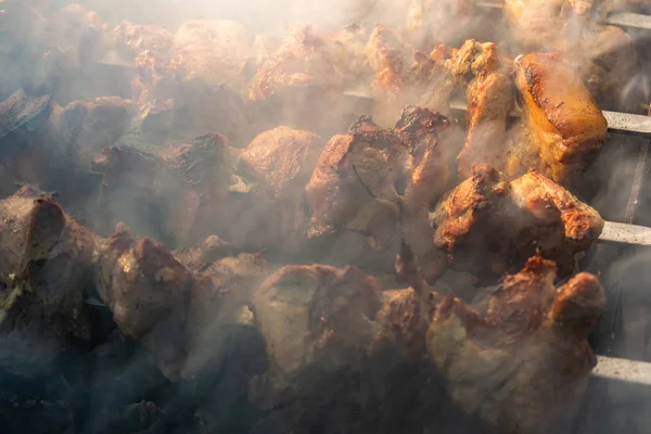 Carne Grelhada Porco Dourado Com Espetos Cabos Madeira Muita Fumaça — Fotografia de Stock