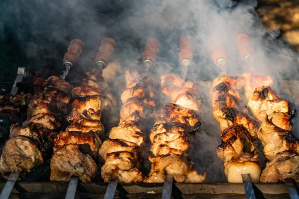 Carne Grelhada Porco Dourado Com Espetos Cabos Madeira Muita Fumaça — Fotografia de Stock