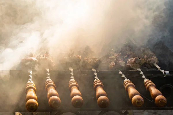 Carne Grelhada Porco Dourado Com Espetos Cabos Madeira Muita Fumaça — Fotografia de Stock