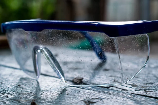 Construction Lunettes Protection Plastique Transparent Dans Cadre Bleu Allongé Sur — Photo