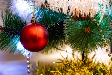 Neşeli Noel kompozisyon, Noel ağacı, hediye kutuları, ambalaj ve tinsel ve Gümüş boncuk süslemeleri. Oyuncaklar ve süslemeleri yılbaşı gecesi için. Çeşitli koniler, topları, bardak ve fener ile yer yazıtlar için yeşil çam ağaçları arasında bir