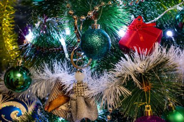 Neşeli Noel kompozisyon, Noel ağacı, hediye kutuları, ambalaj ve tinsel ve Gümüş boncuk süslemeleri. Oyuncaklar ve süslemeleri yılbaşı gecesi için. Çeşitli koniler, topları, bardak ve fener ile yer yazıtlar için yeşil çam ağaçları arasında bir