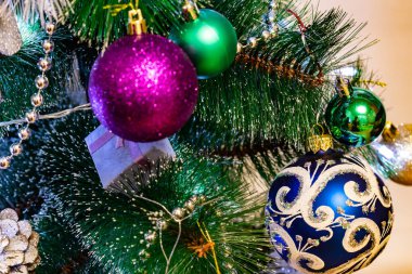 Neşeli Noel kompozisyon, Noel ağacı, hediye kutuları, ambalaj ve tinsel ve Gümüş boncuk süslemeleri. Oyuncaklar ve süslemeleri yılbaşı gecesi için. Çeşitli koniler, topları, bardak ve fener ile yer yazıtlar için yeşil çam ağaçları arasında bir