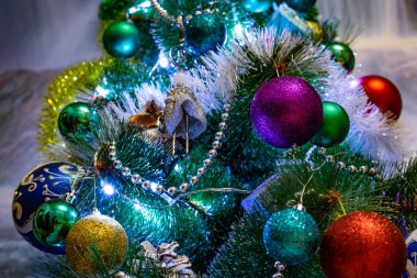 Neşeli Noel kompozisyon, Noel ağacı, hediye kutuları, ambalaj ve tinsel ve Gümüş boncuk süslemeleri. Oyuncaklar ve süslemeleri yılbaşı gecesi için. Çeşitli koniler, topları, bardak ve fener ile yer yazıtlar için yeşil çam ağaçları arasında bir