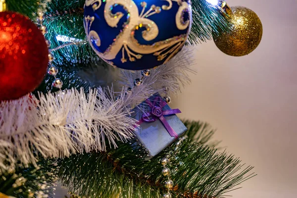 Neşeli Noel kompozisyon, Noel ağacı, hediye kutuları, ambalaj ve tinsel ve Gümüş boncuk süslemeleri. Oyuncaklar ve süslemeleri yılbaşı gecesi için. Çeşitli koniler, topları, bardak ve fener ile yer yazıtlar için yeşil çam ağaçları arasında bir