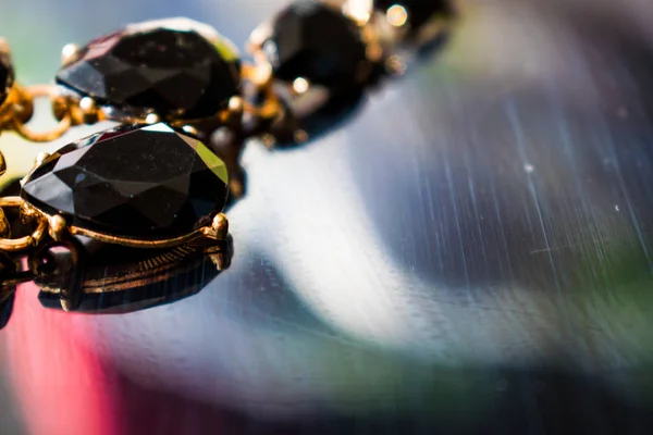 Elegante Collar Con Piedras Negras Una Base Metal Dorado Sobre — Foto de Stock