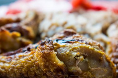 Fried, çıtır tavuk haşlanmış Buğday lapası ve kırmızı domates dilimleri ile. Rus yemekleri. Basit ev yapımı yiyecek.